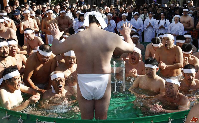 japan-winter-ritual-2011-1-8-23-30-0[1].jpg