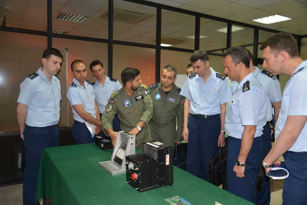 JF-17 avionics and eletronis [Turkish Air Force Visits PAC Kamra [13-5-2014]-0.jpg