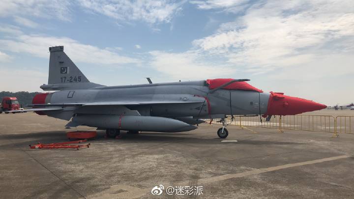 JF-17 + IFR probe Zhuhai 2018 - 1.jpg
