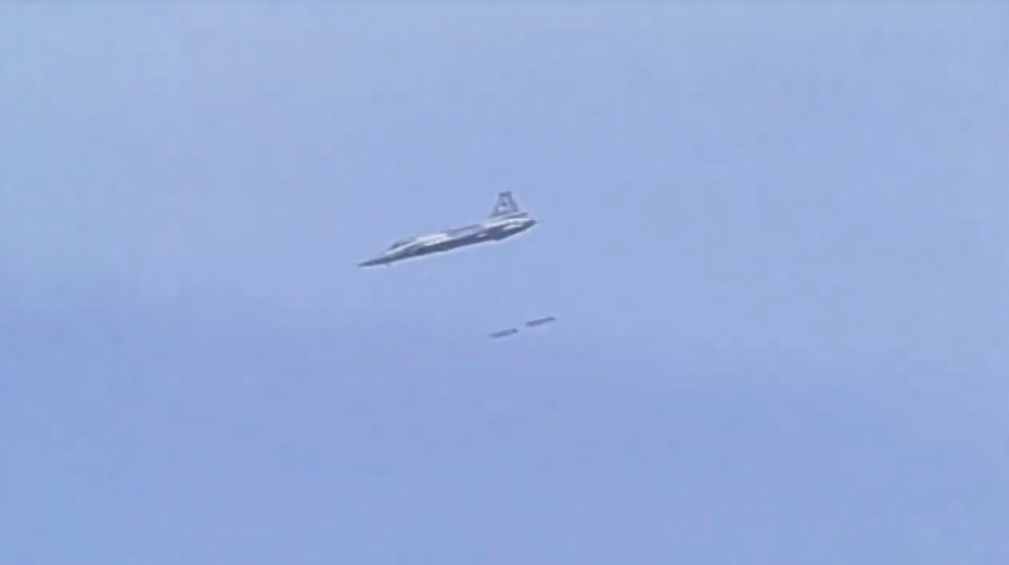 JF-17 realeasing dumb bombs1 (e).jpg
