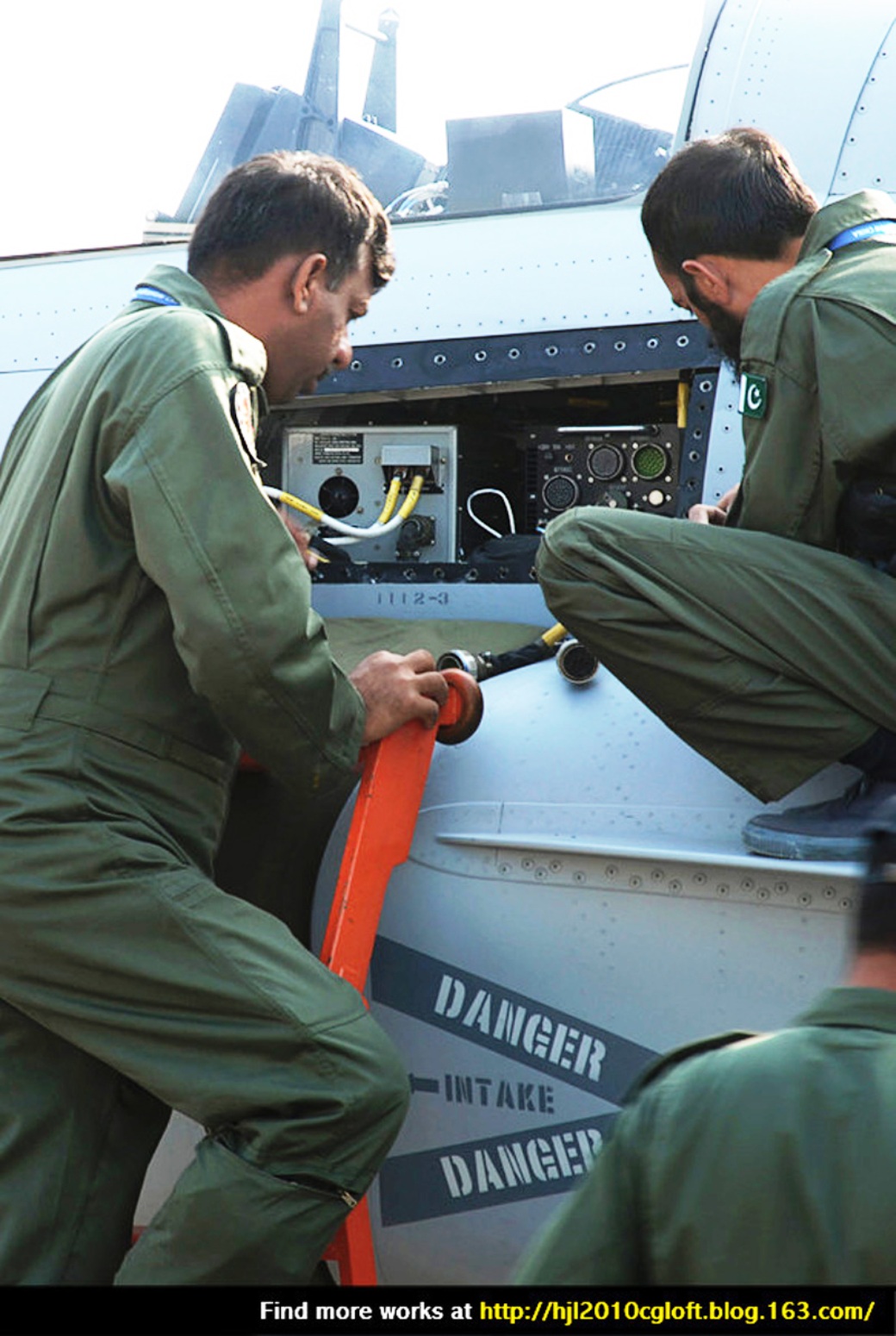 jf-17_thunder_avionics_shelve [ec].jpg