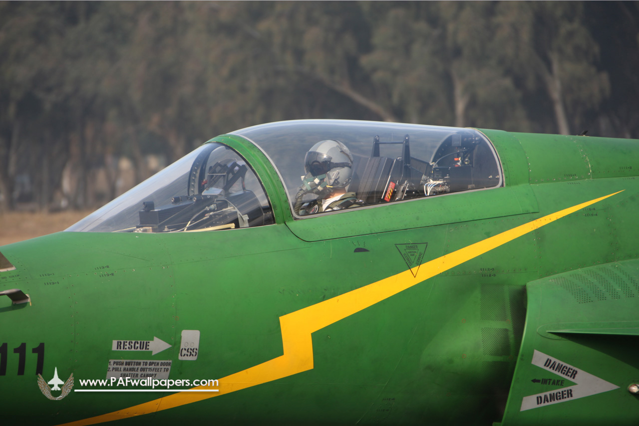 jf-17_thunder_pakistan_air_force_china_kamra_cockpit_hud_pilot_01.jpg