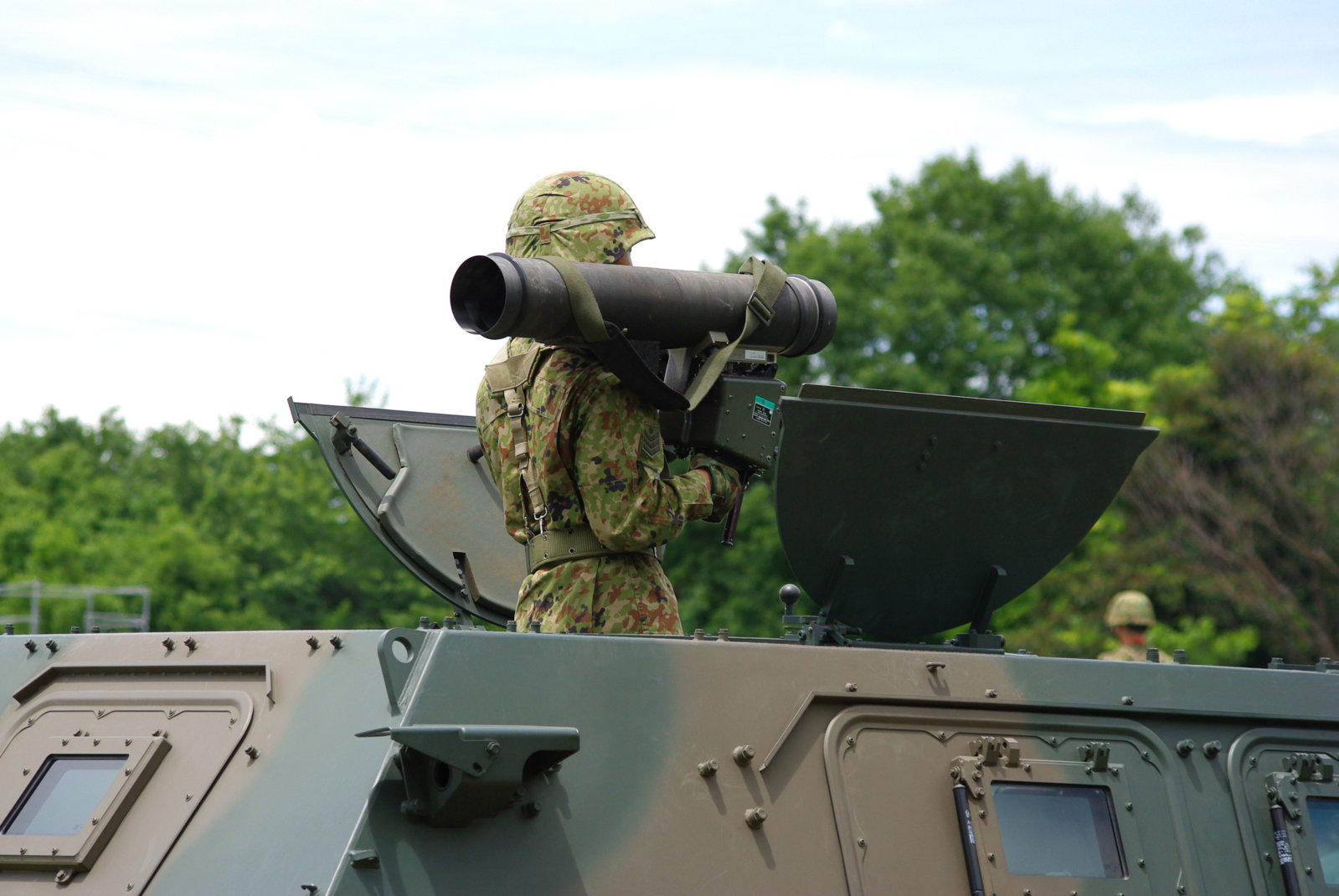 JGSDF_Light_Armored_vehicle_&_Type01_light_anti-tank_missile_20120610-02[1].JPG