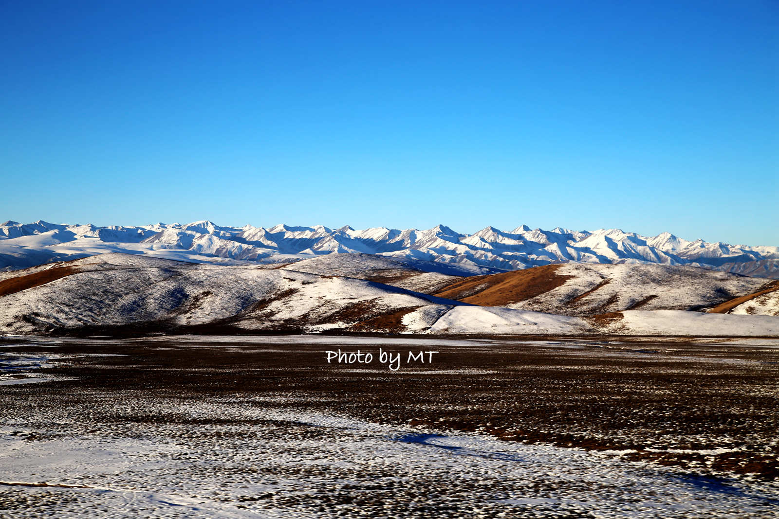 峰峦起伏，列车飞驰，蓝天白雪，心旷神怡.jpg