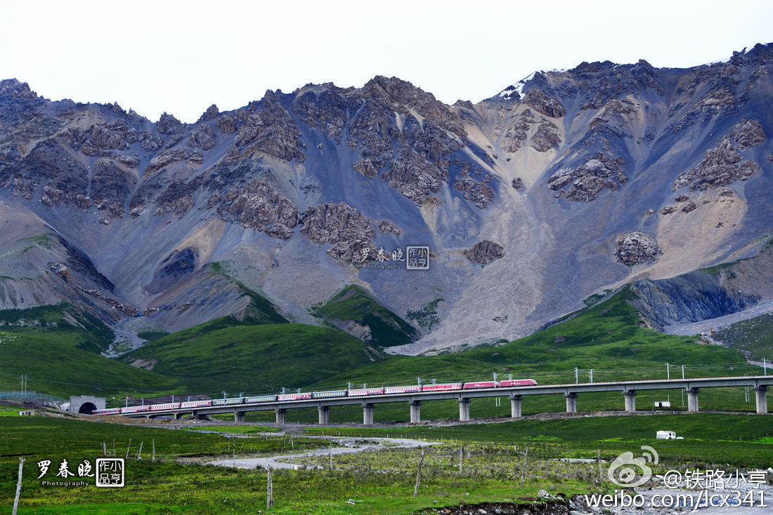 驶出祁连山隧道群的列车。荒凉的山峰是雪山留下的痕迹.jpg