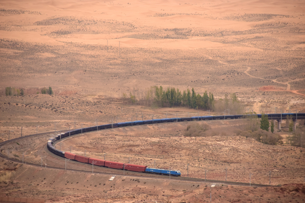 宁夏中卫长流水展线，被腾格里沙漠和黄河围绕的包兰铁路.jpg