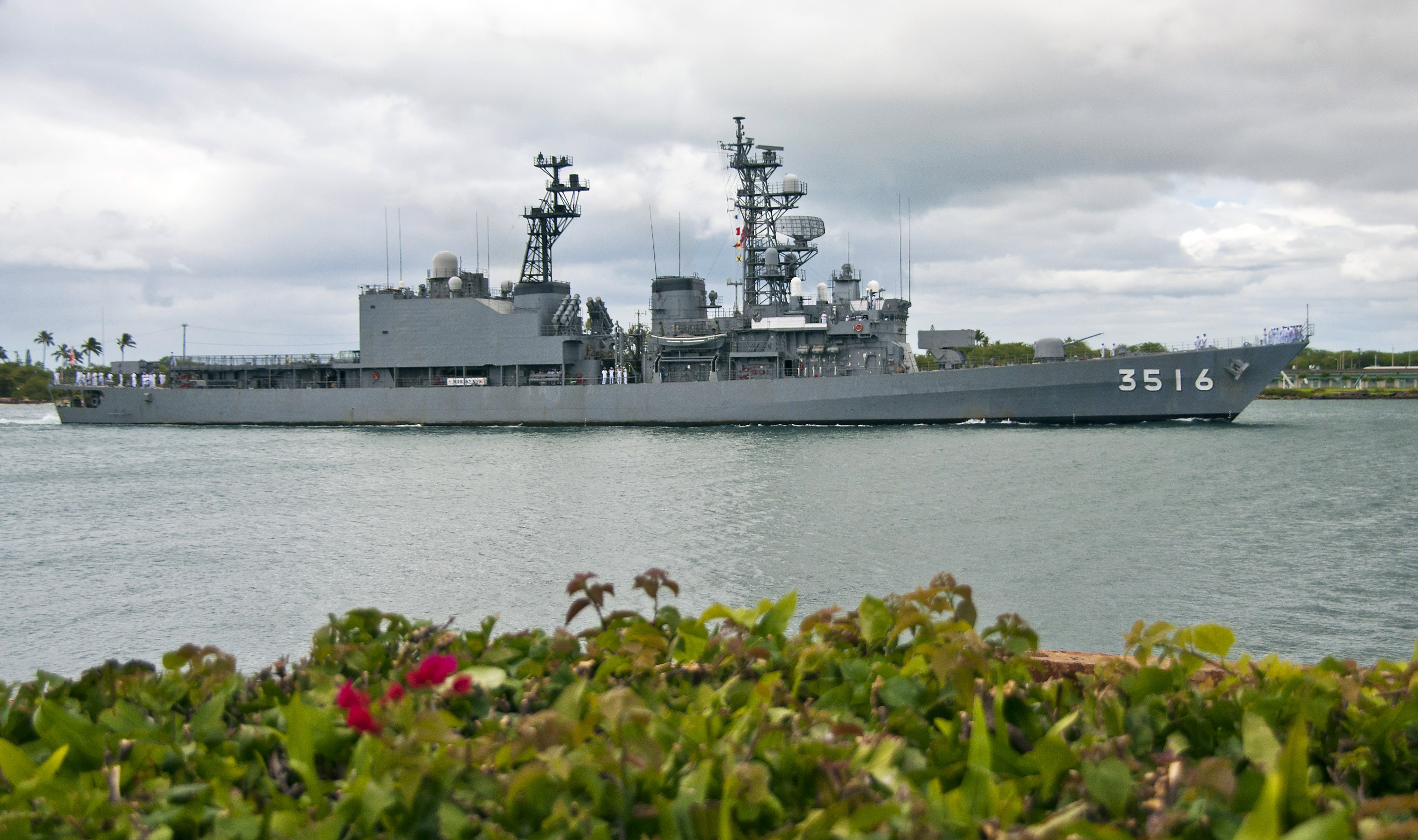 JS_Asagiri_enters_Joint_Base_Pearl_Harbor-Hickam,_-10_Oct._2011_a[1].jpg
