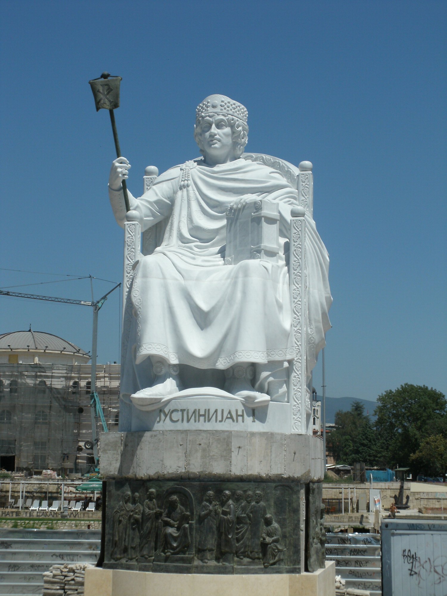 Justinian_I___2___Monuments_in_Skopje.jpg