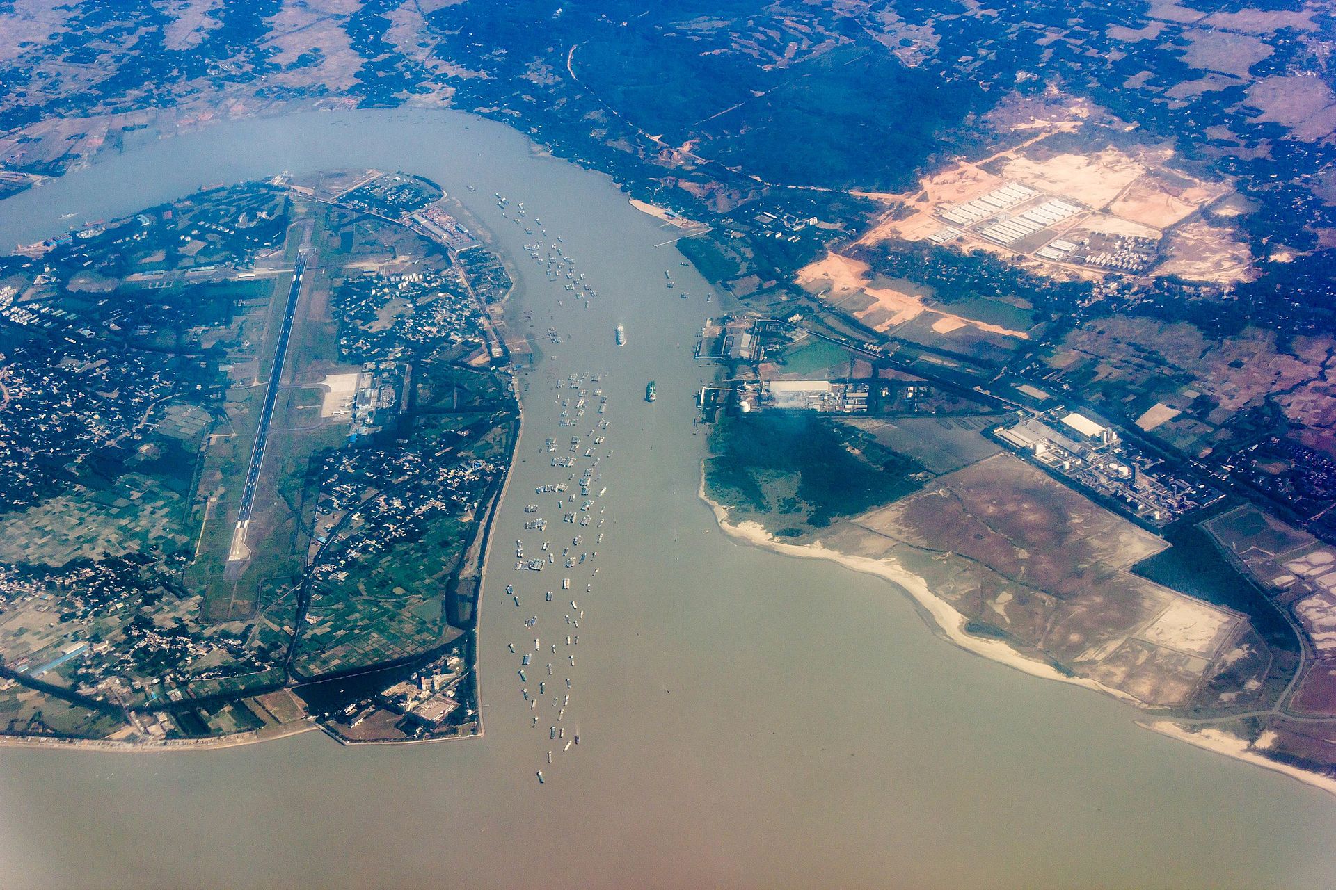 Karnafully_River_to_Bay_of_Bengal_(16471666352).jpg