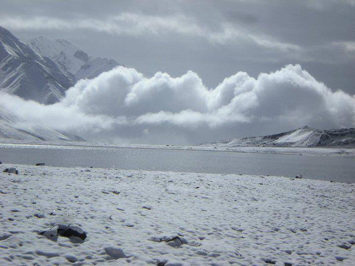 Karomber Lake is at an altitude above 14,000 feet above sea level.jpg