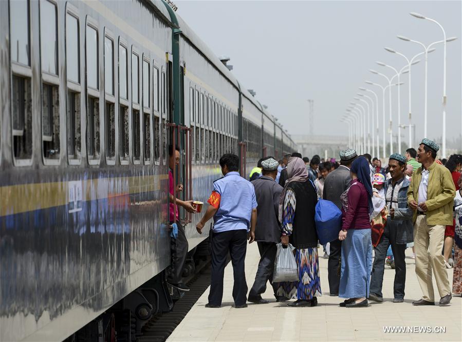 Kashgar-Hotan-railway.(1).in-Shache.23May2016.jpg