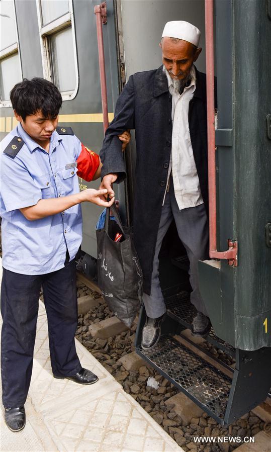 Kashgar-Hotan-railway.(4).Train#7559.23May2016.jpg