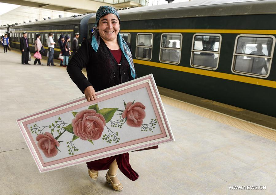 Kashgar-Hotan-railway.(5).Train#7559.23May2016.jpg