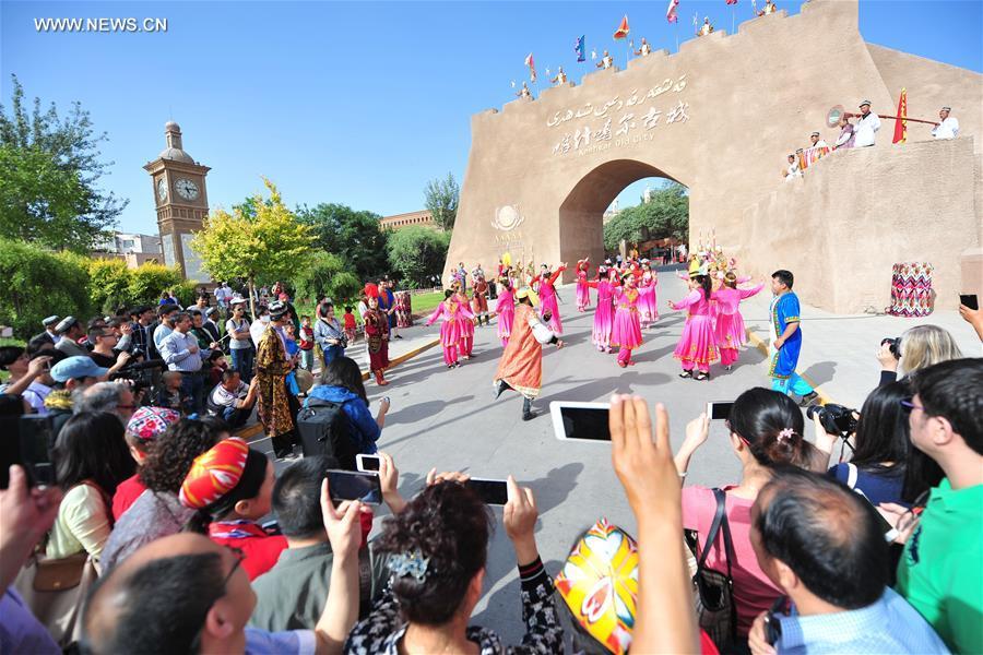 Kashgar,Xinjiang.(1).27May2016,tourists.jpg