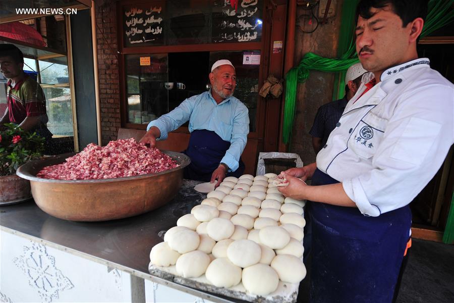 Kashgar,Xinjiang.(7).27May2016,toasted-stuffed-buns.jpg