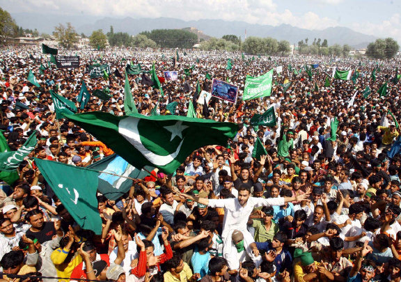 kashmir-protest-pakistan-flag.jpg