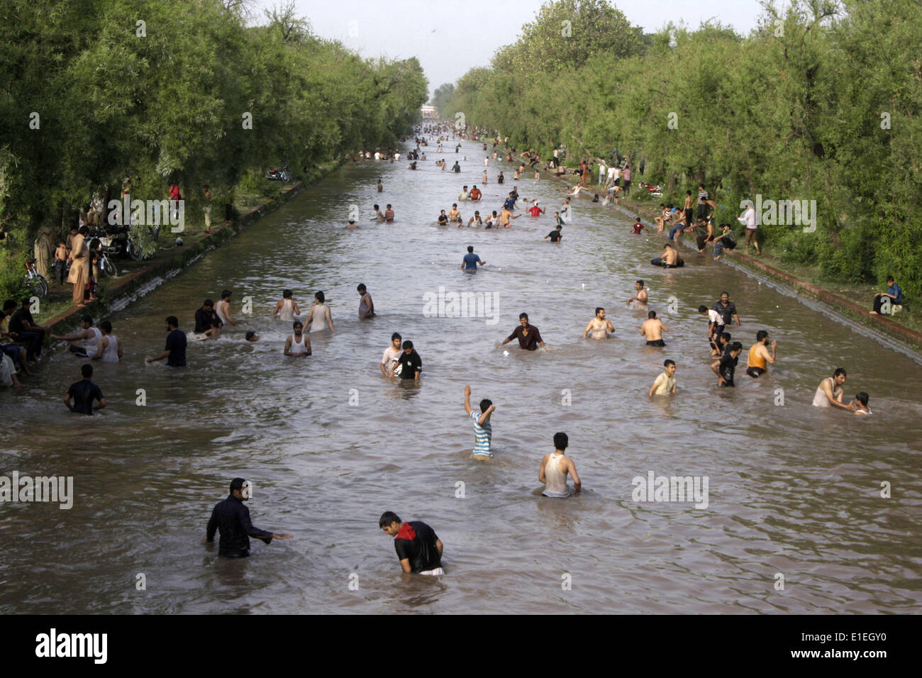 lahore-2nd-june-2014-people-swim-in-a-canal-to-beat-the-heat-as-temperature-E1EGY0.jpg