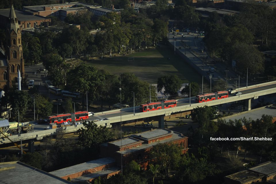 Lahore Metro Bus View on 8.3Km long overhead bridge infront of GC University.jpg