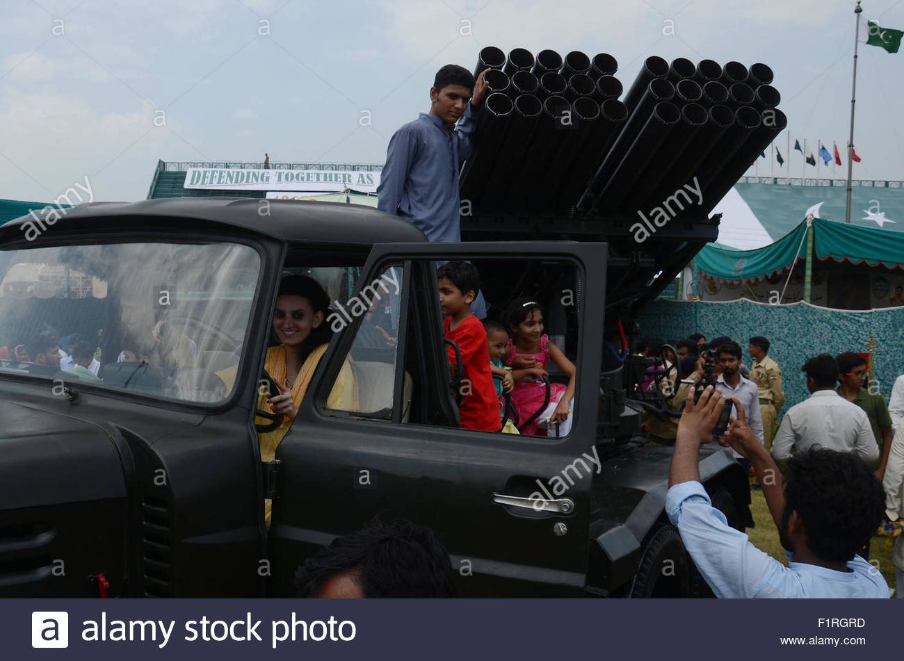 lahore-pakistan-06th-sep-2015-pakistani-army-forces-takes-a-part-of-F1RGRD.jpg