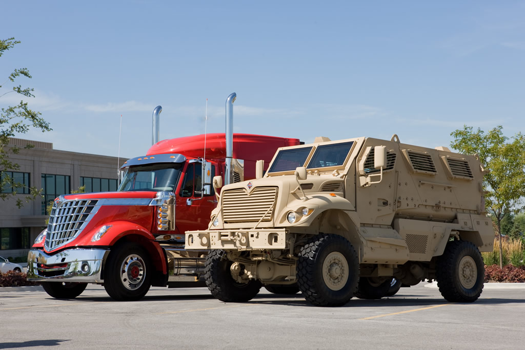 LAND_MRAP_MaxxPro_beside_LoneStar_Tractor_Navistar_lg.jpg