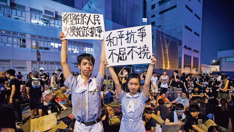 Les manifestants prodémocratie manifestent devant le Conseil législatif, lundi à Hongkong.jpg