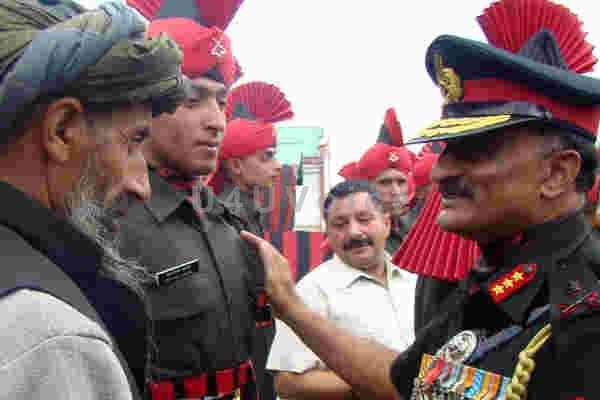 Lieutenant-General-RN-Nair-interacting-with-a-soldier-and-his-parensts-1.jpg