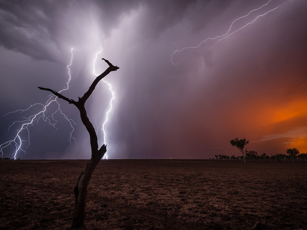 lightning-bushfire-australia_89331_990x742.jpg