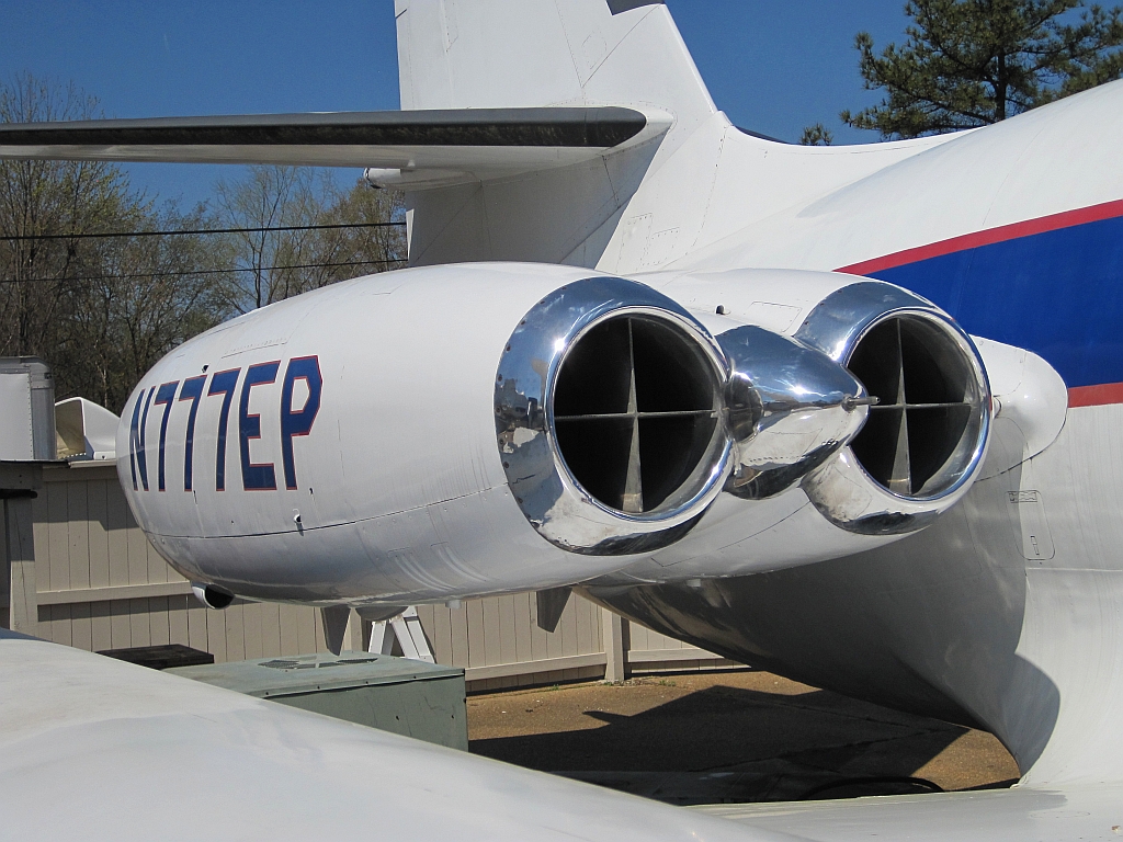 Lockheed_Jetstar_Hound_Dog_II_Graceland_Memphis_TN_2013-04-01_023.jpg