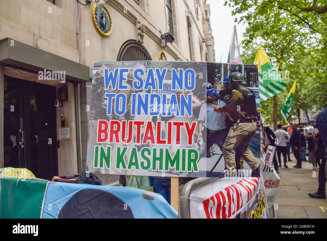 london-uk-05th-aug-2021-a-placard-which-says-we-say-no-to-indian-brutality-in-kashmir-is-seen-...jpg