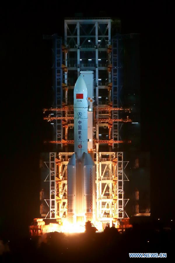 Long March-5 blasts off from the Wenchang Space Launch Center 20161103.jpg