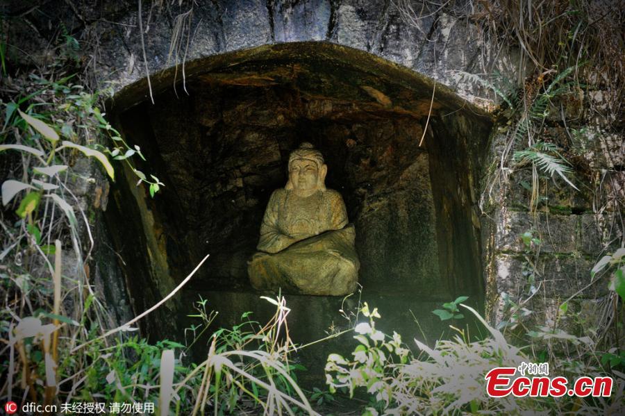 Longshan-Grottoes,Foshan-city,Guangdong.(2).Buddha-statues.18May2016.jpg