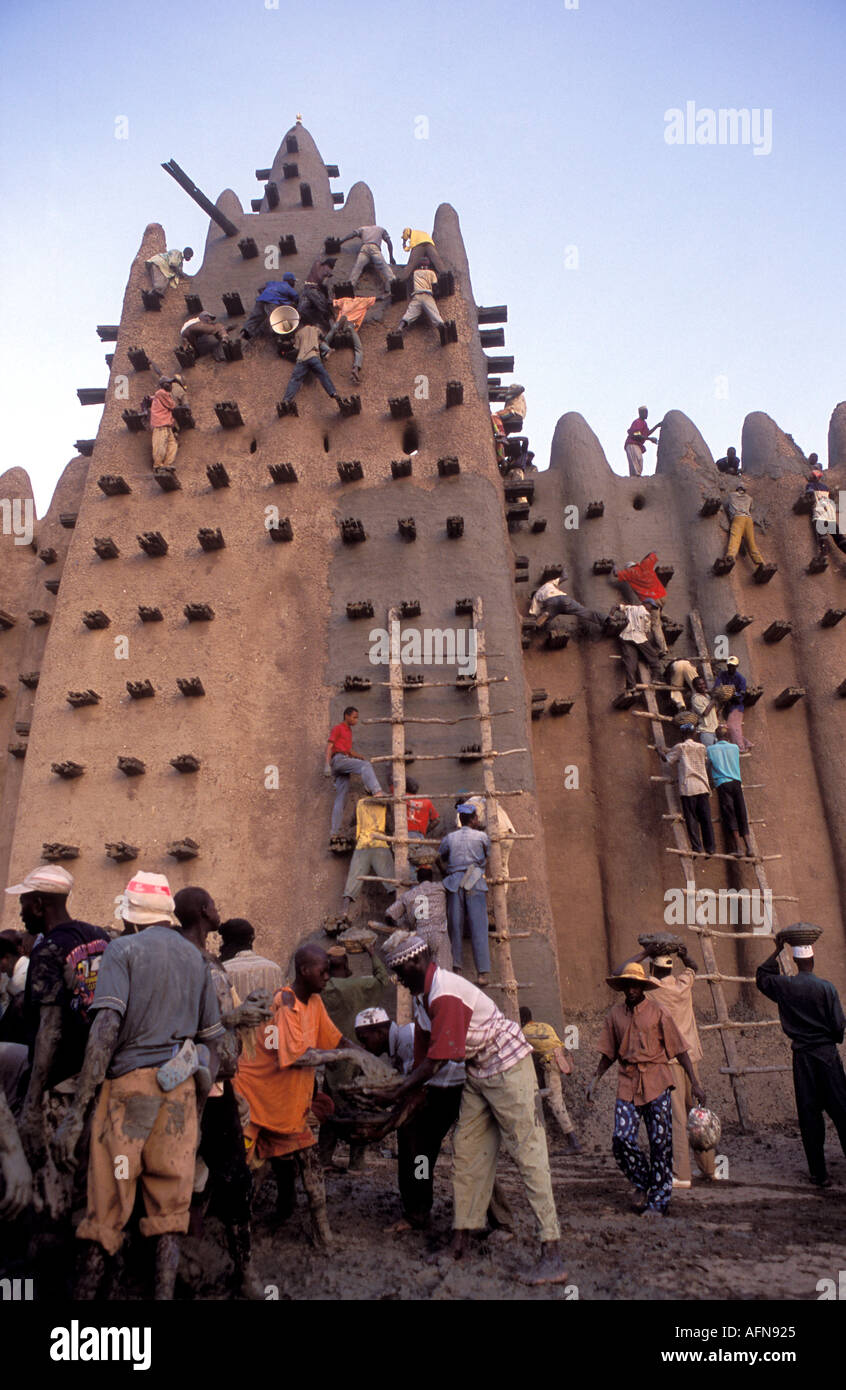 mali-djenne-people-working-on-restoring-and-applying-the-grand-mosque-AFN925.jpg