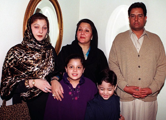 Maryam-Nawaz-with-her-husband-mother-children  CHARS.jpg