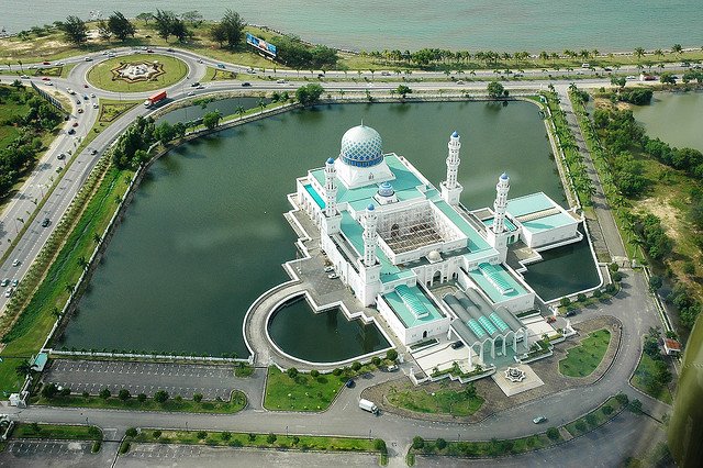 MasjidBandarayaLikasSabahMalaysia.jpg