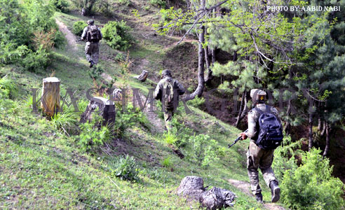 Massive-operation-in-Handwara-forests-continues-PHOTO-BY-AABID-ANBI.jpeg