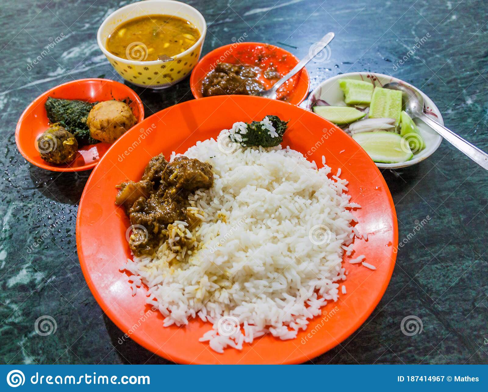 meal-bangladesh-rice-alo-vorta-dhal-shim-borta-chicken-cur-curry-187414967.jpg