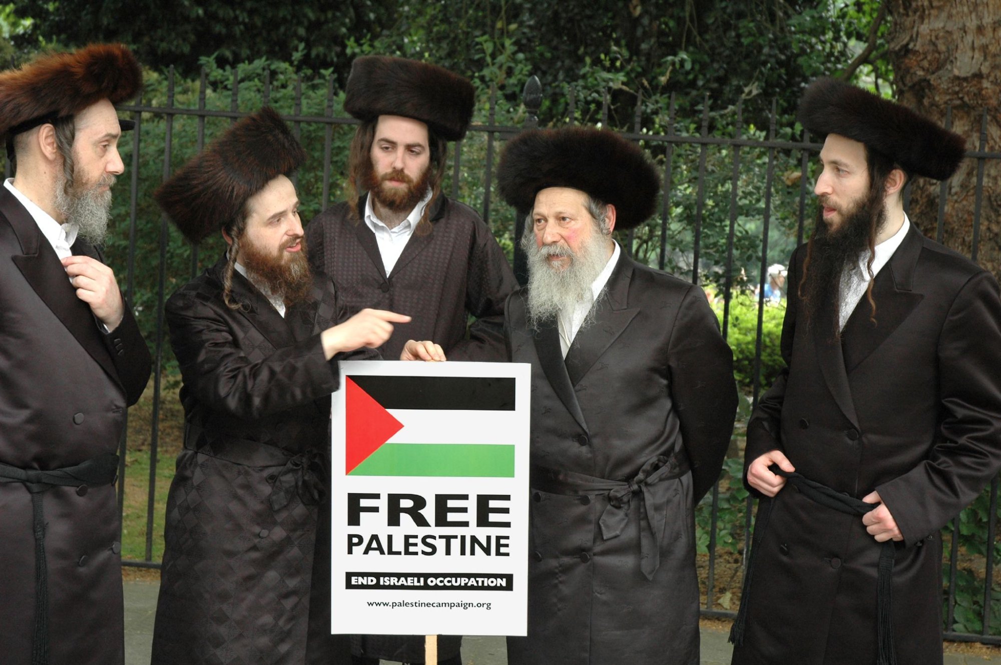 Members_of_Neturei_Karta_Orthodox_Jewish_group_protest_against_Israel1.jpg
