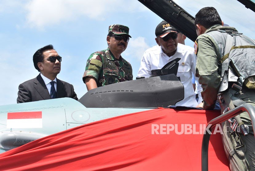 menteri-pertahanan-ryamizard-ryacudu-ketiga-kiri-didampingi-panglima-tni-_180228161710-703.jpg