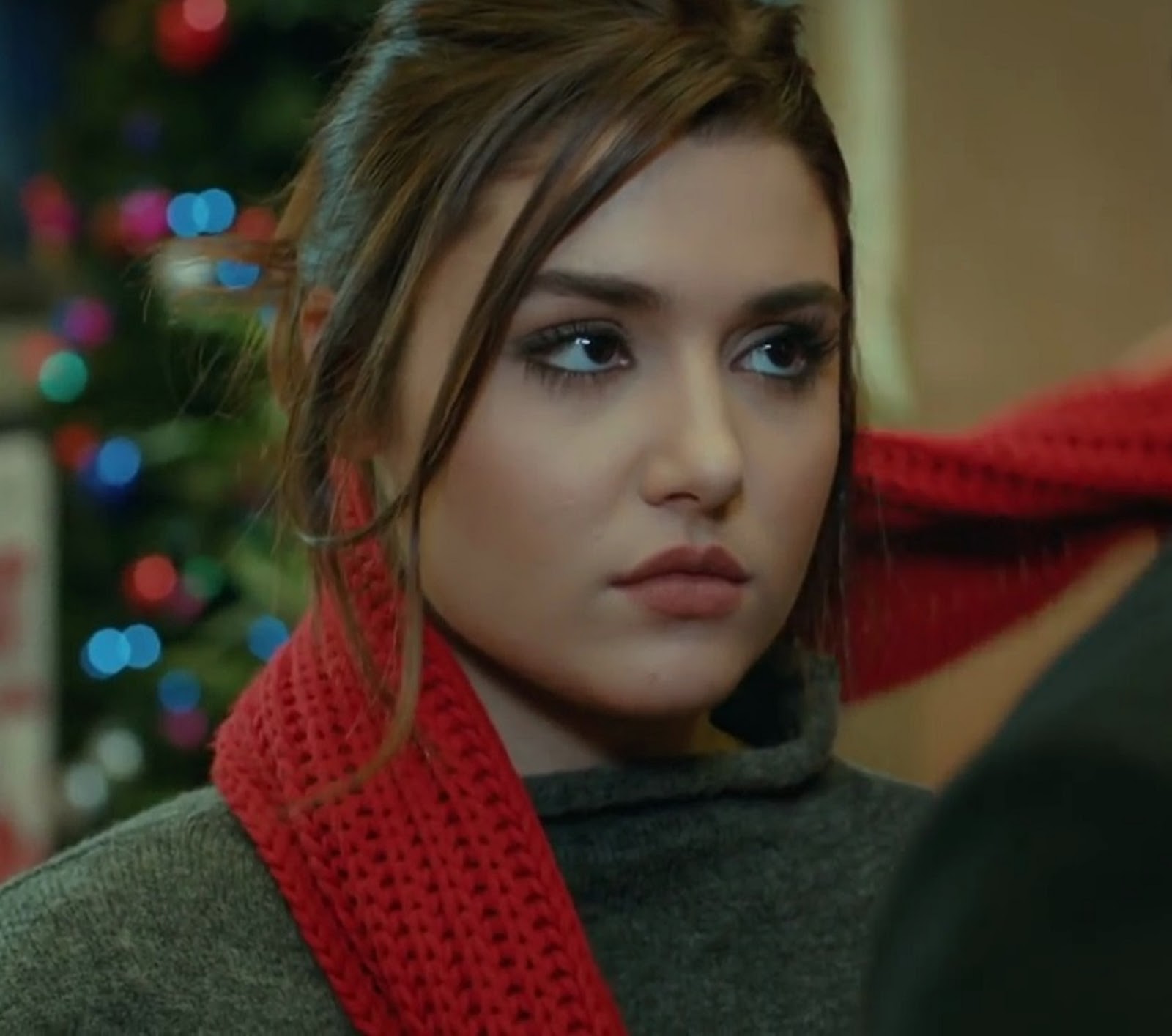 Miss Turkey Hande Ercel As Hayat Uzun In Turkish TV Serial Ask Laftan Anlamaz (68)a.jpg