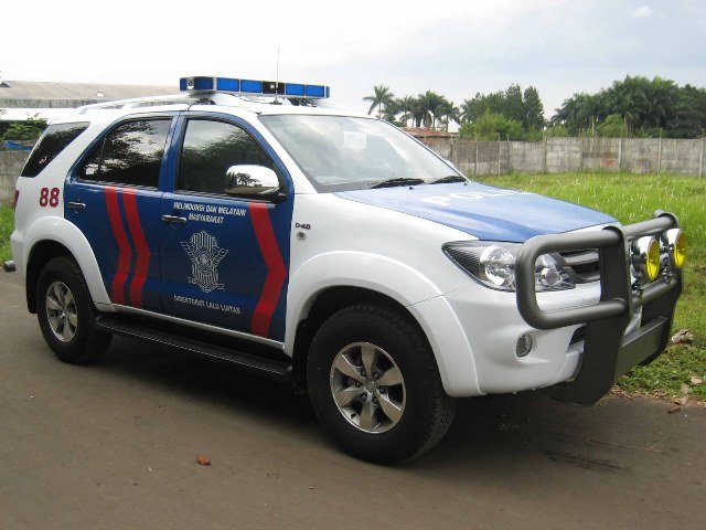 mobil-polisi-indonesia-toyota-fortuner.jpg