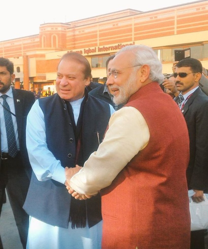 modi-nawaz-airport.jpg