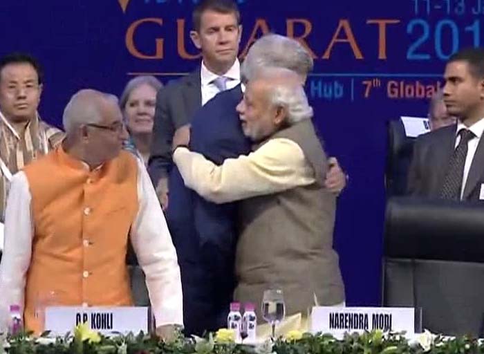 modi_kerry_hug_700_gal.jpg