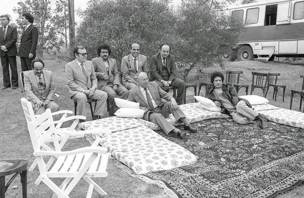 Muammar Gaddafi meets Bulgarian communist leader Todor Zhivkov in the Libyan Desert, 1984.jpg