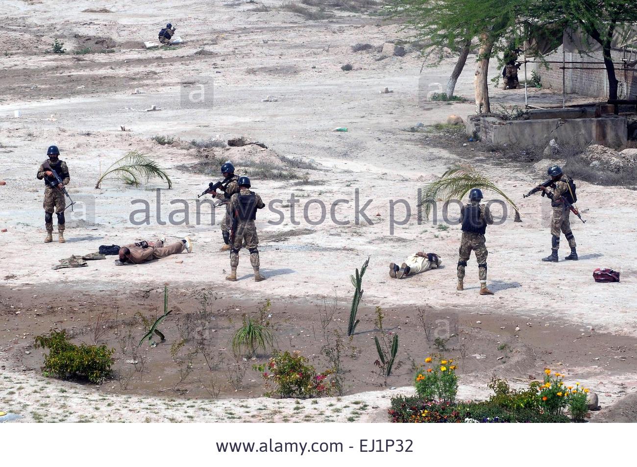 multan-pakistan-19th-mar-2015-pakistani-soldiers-take-part-in-a-drill-EJ1P32.jpg