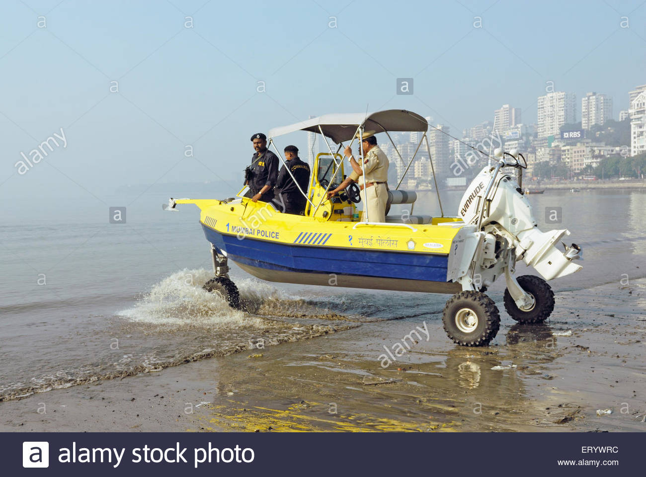 mumbai-police-commandos-in-amphibious-vehicles-at-marine-drive-bombay-ERYWRC.jpg