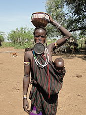 Mursi_woman_and_her_baby.jpg