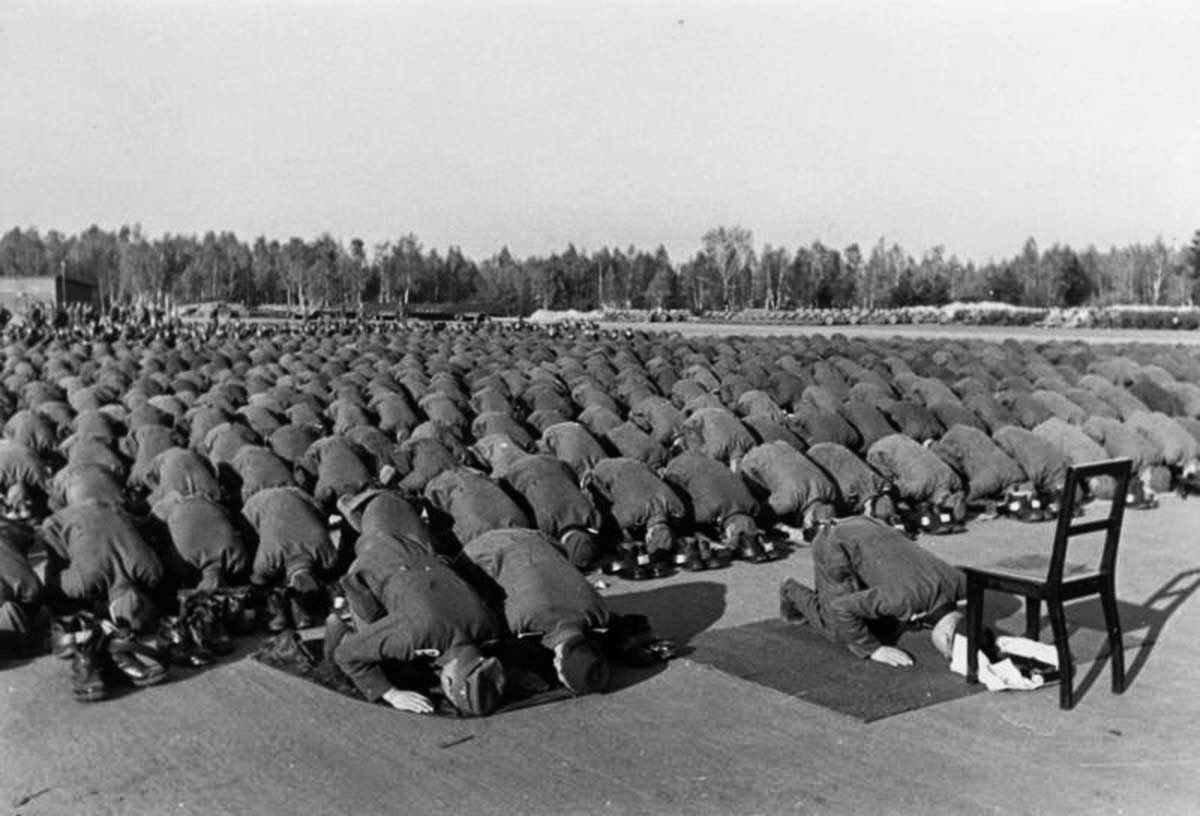 Muslim+members+of+the+Waffen-SS+13th+division+at+prayer+during+their+training+in+Germany,++1943.jpg