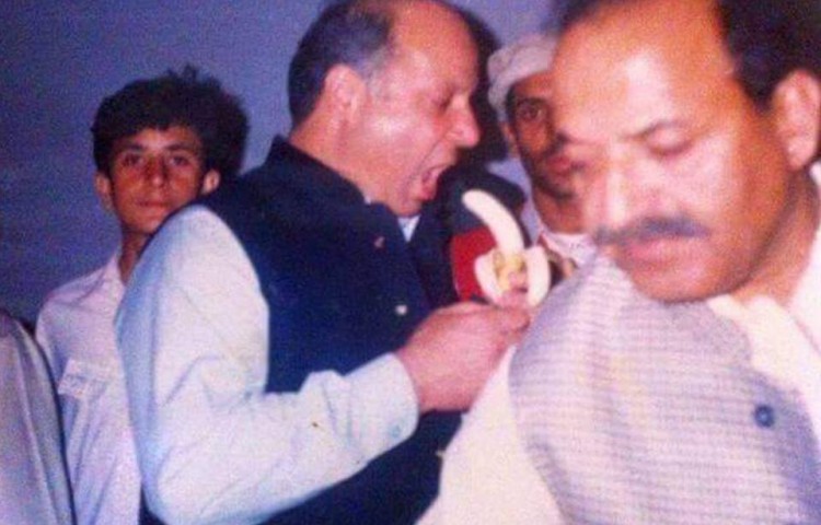 nawaz-sharif-eating-banana.jpeg