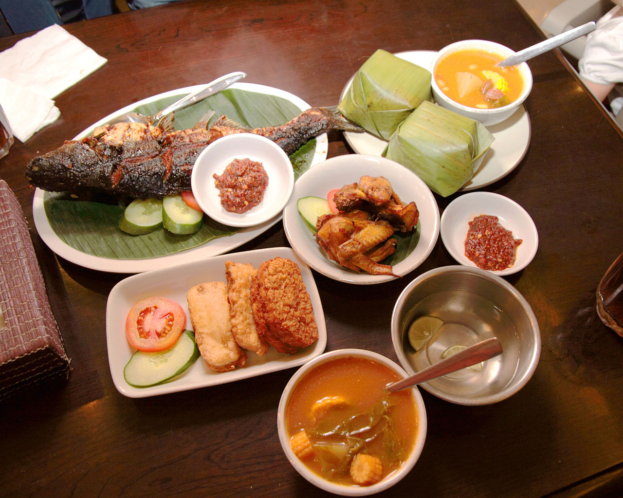 o1280px-Food_Sundanese_Restaurant,_Jakarta.jpg