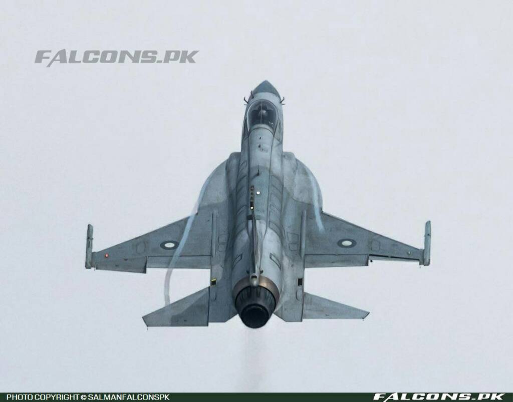 PAF-JF-17-Thunder-Solo-Display-pilot-Wg-Cdr-Yaser-Mudassar-over-Islamabad.jpeg